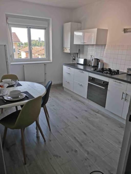 Charmant Appartement Au Calme Bourg-en-Bresse Exteriör bild